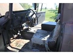 interior-army-kaiser-jeep_py4hhz