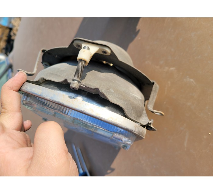 Headlights with buckets and mounting hardware Wagoneer 2